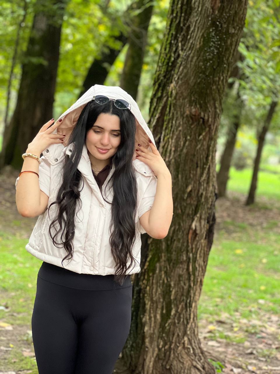 پافر آستین کوتاه کلاهدار زنانه مژامد - تصویر 2